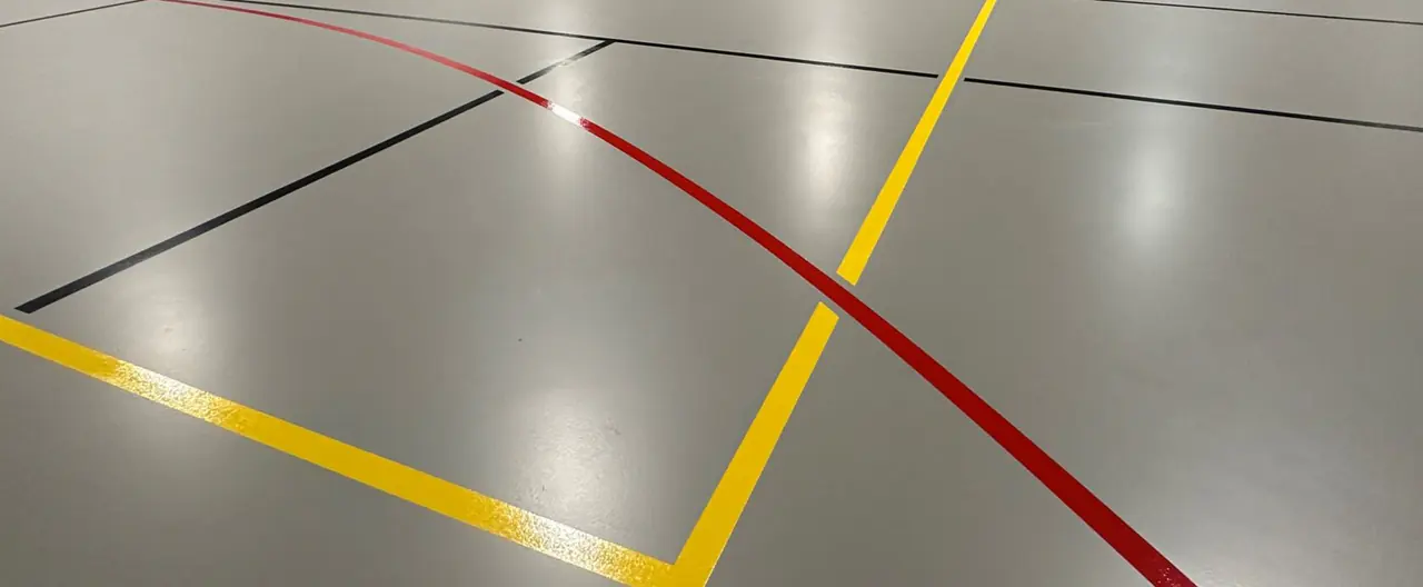 Çok amaçlı bir sahada farklı branş çizgilerinin kesiştiği bölgenin yakın görünümü