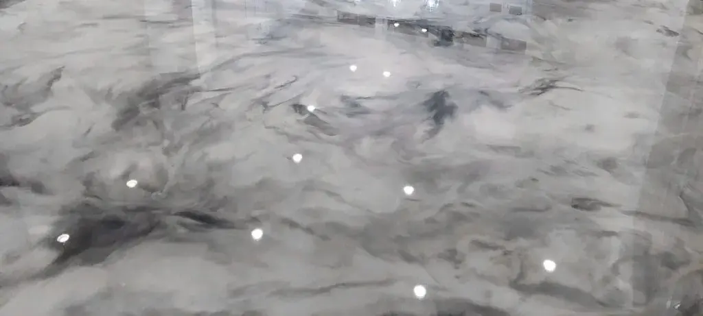 Metalik epoksi zeminin desenli yüzeyinin yakın kadrajı