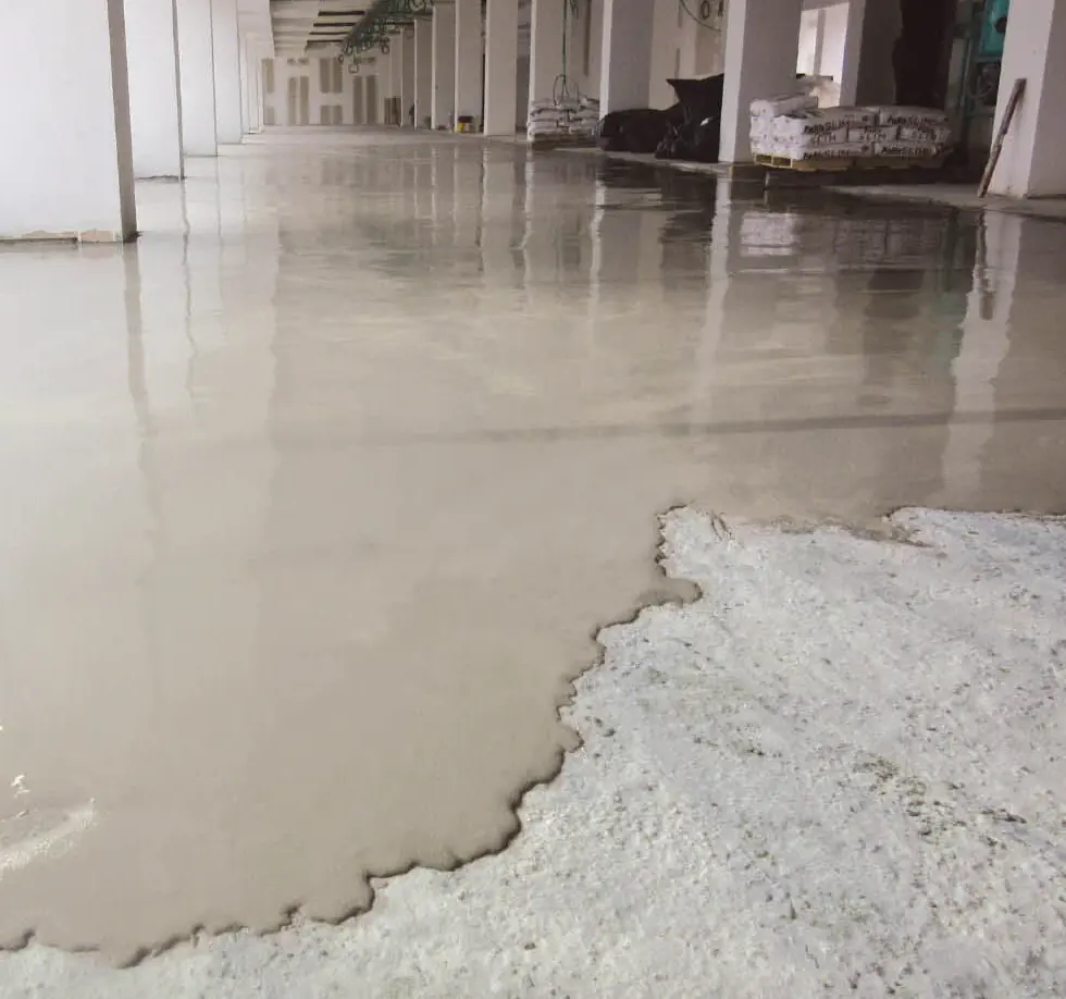 Şantiyede taze dökülen şap ve akış kenarı