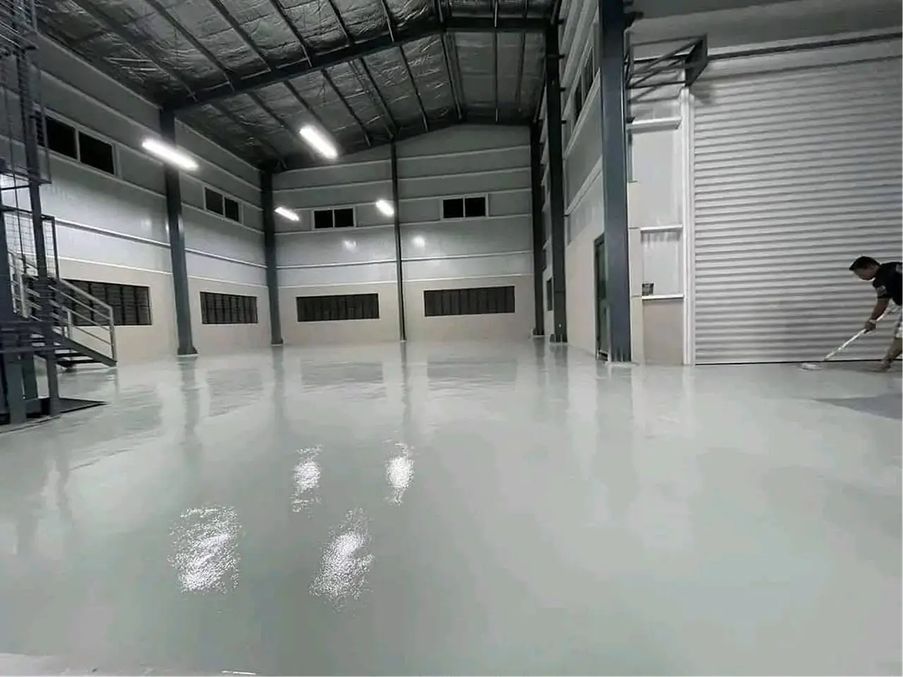 Endüstriyel holde taze dökülmüş parlak gri self-leveling epoksi yüzeyi