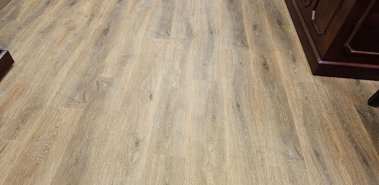 LVT plank yüzeyinin ışık altındaki dokusu yakın kadrajda