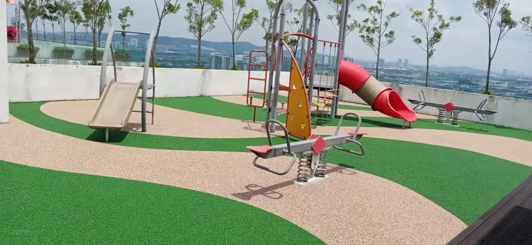 Çatı terasında yeşil ve bej EPDM kaplı çocuk oyun alanı, salıncak ve kaydırak