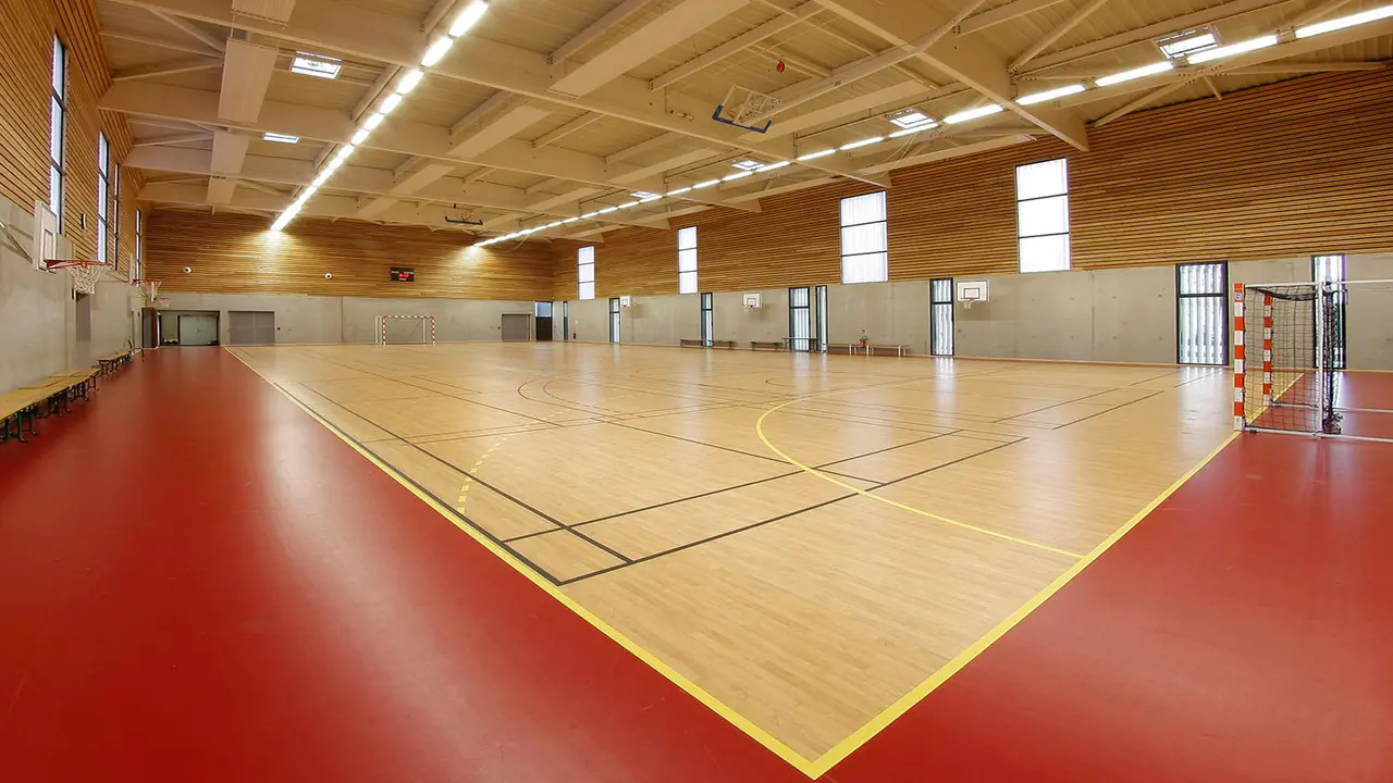 Ahşap görünümlü PVC spor zemin ve sahayı çevreleyen kırmızı bant